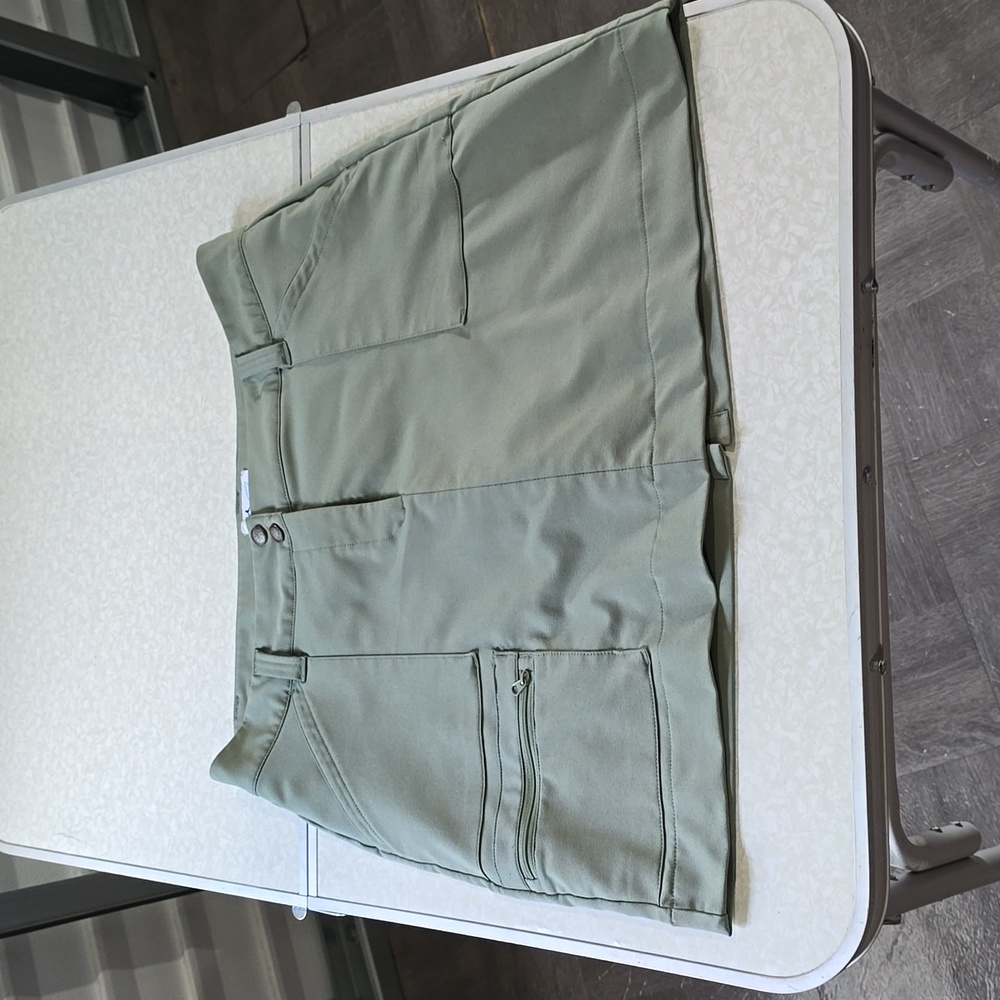 World Wide Sportsman green skirt with built-in in Shorts Size 10